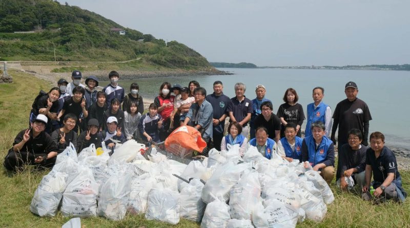 壱岐高校インターアクトと壱岐RC、壱岐中央RCの合同で海岸清掃を行いました。