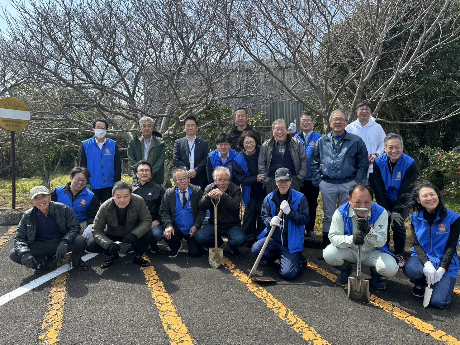 壱岐空港の椿の手入れを行いました